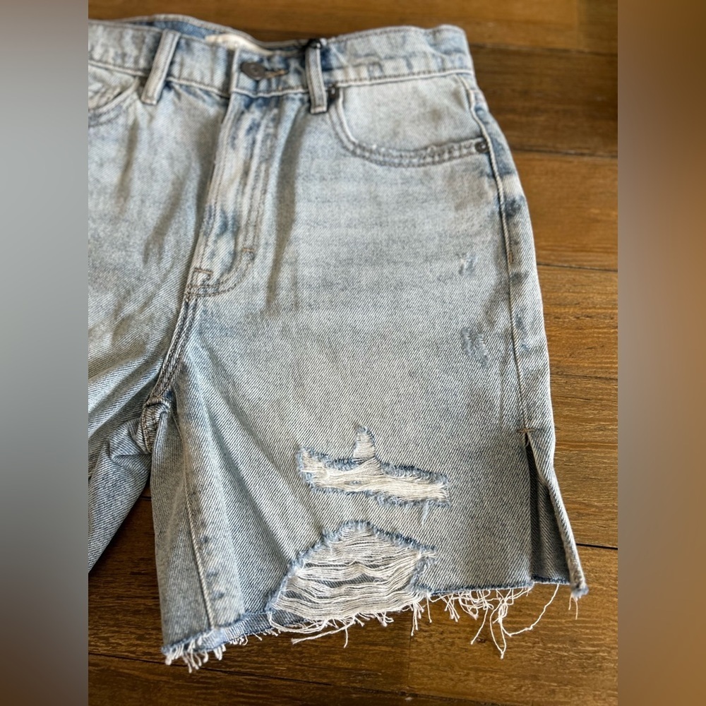 HIDDEN Logan High Rise Light Wash distressed denim shorts Sz Small - Picture 9 of 13